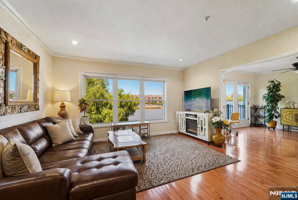 140 The Promenade - Photo 2
