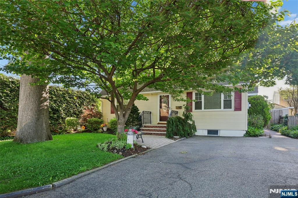 15 Congress St, Dumont, NJ 07628