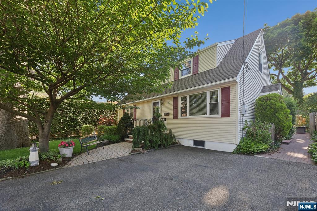 15 Congress St, Dumont, NJ 07628