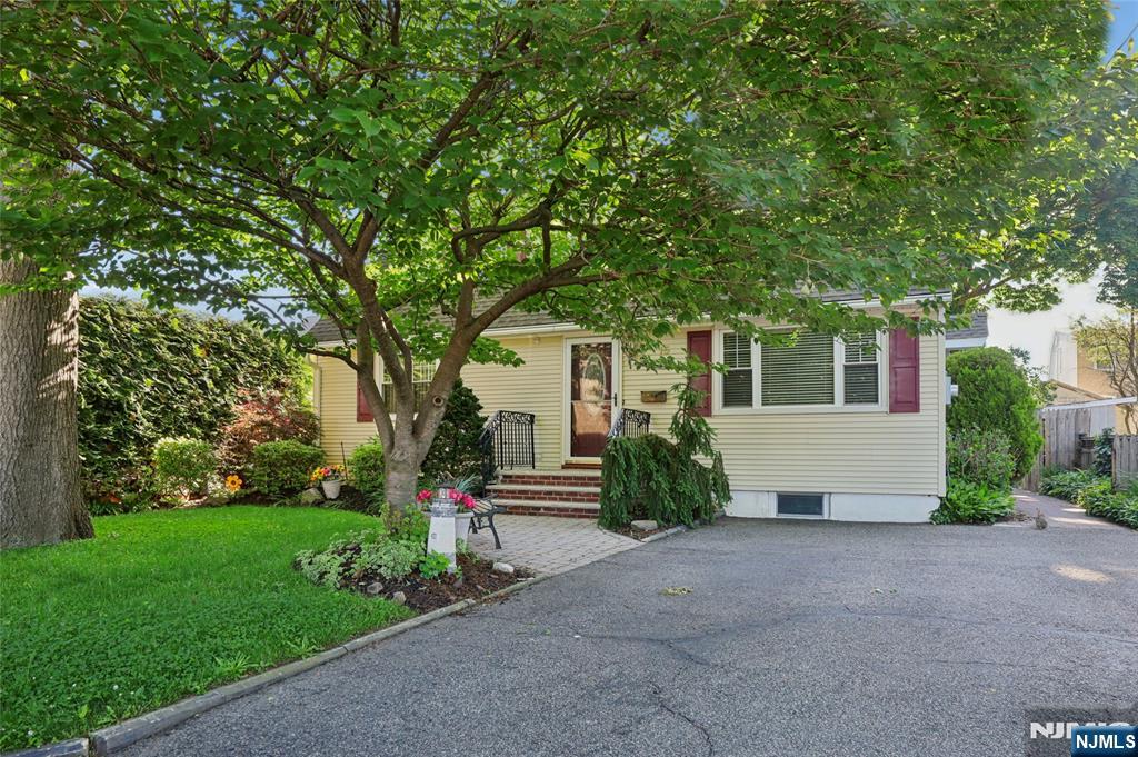 15 Congress St, Dumont, NJ 07628