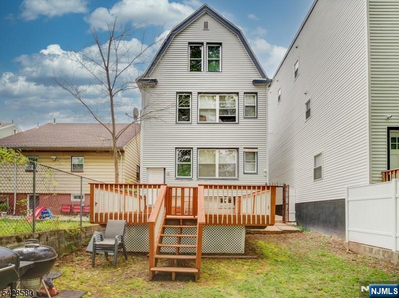 564 Sanford Avenue - Photo 3