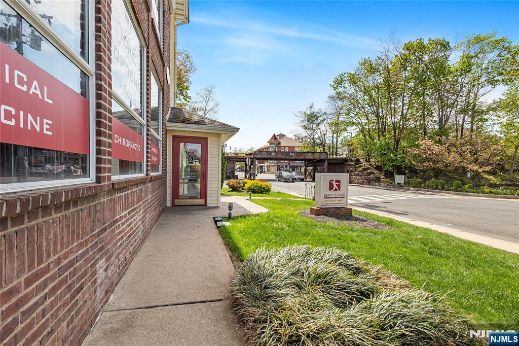 582 Franklin Avenue - Photo 2