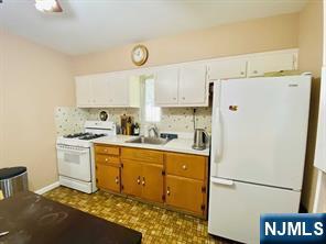 121 Colonial Avenue - Photo 2
