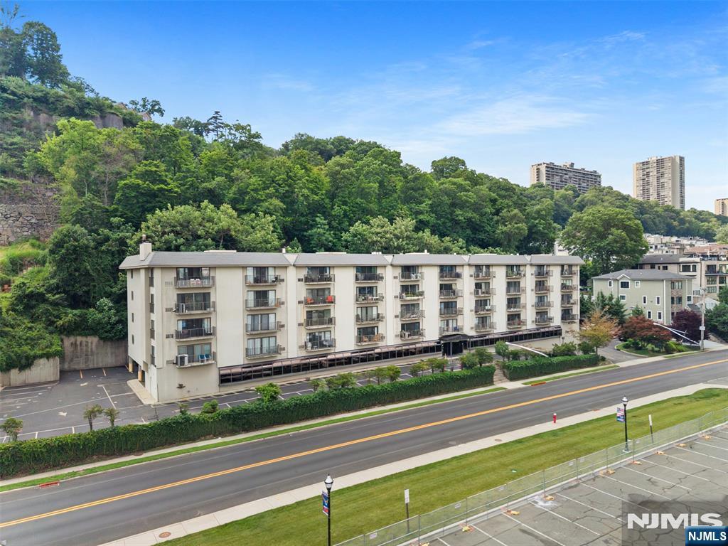 Condo for sale at 1150 River Rd #4H, Edgewater, NJ 07020 | MLS# 26015840