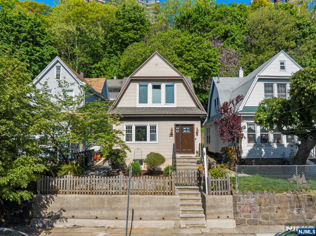 370 Undercliff Ave, Edgewater, NJ 07020