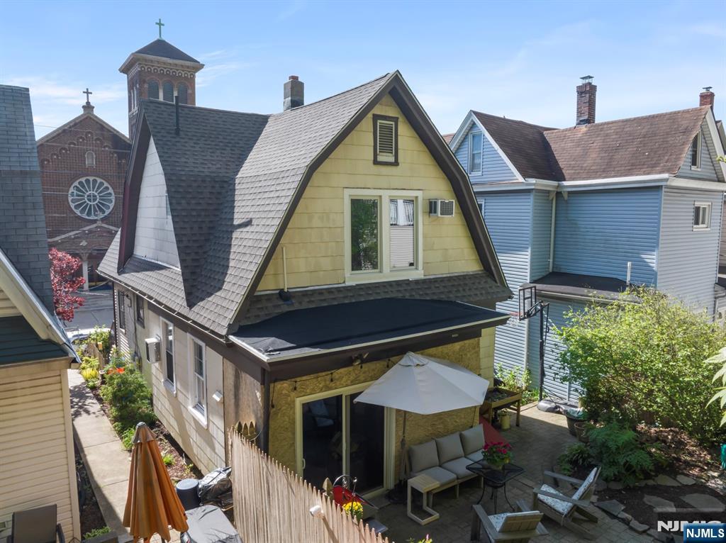 370 Undercliff Ave, Edgewater, NJ 07020