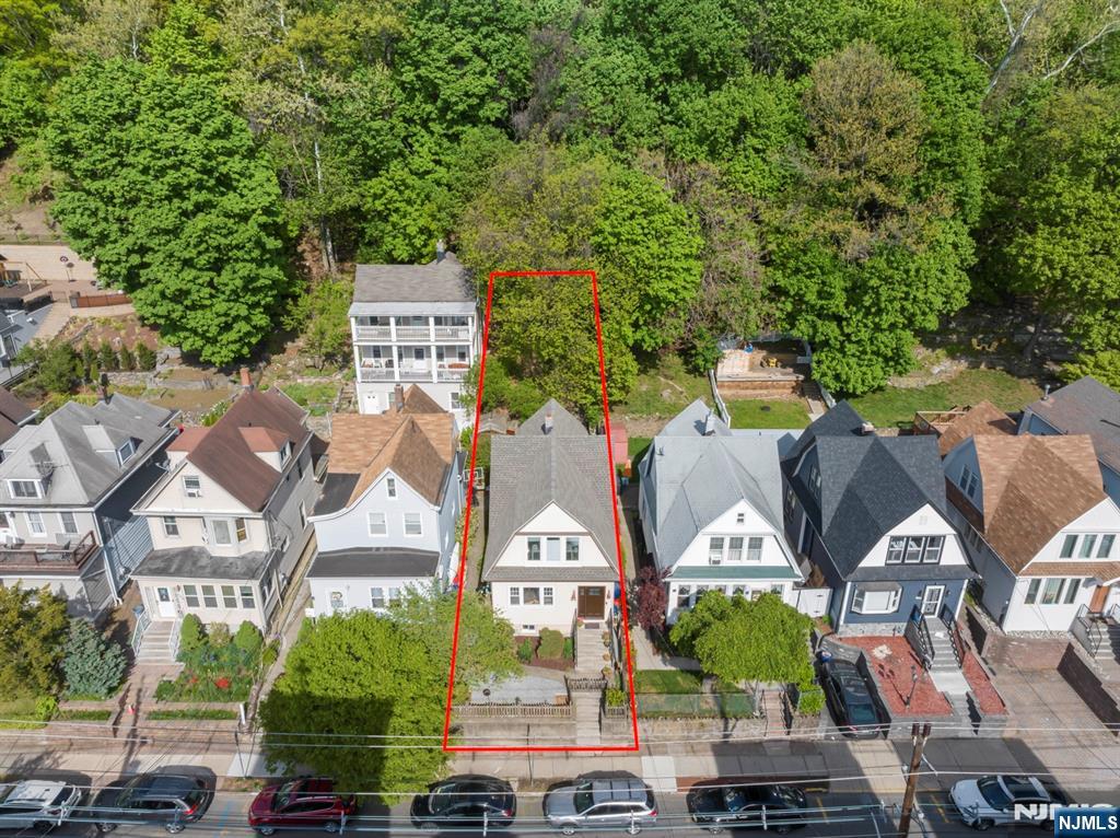 370 Undercliff Ave, Edgewater, NJ 07020