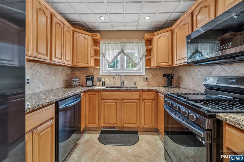 Homes for sale in Little Ferry, NJ | 70 Franklin St, Little Ferry, NJ 07643 | MLS# 26016017