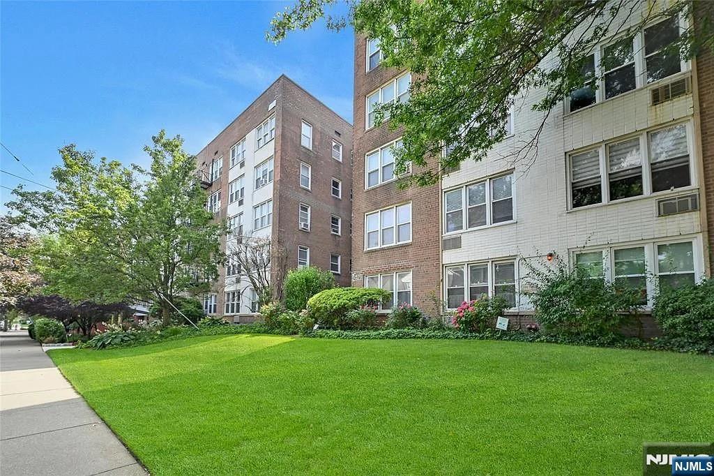 2160 Center Avenue 2L - Photo 1