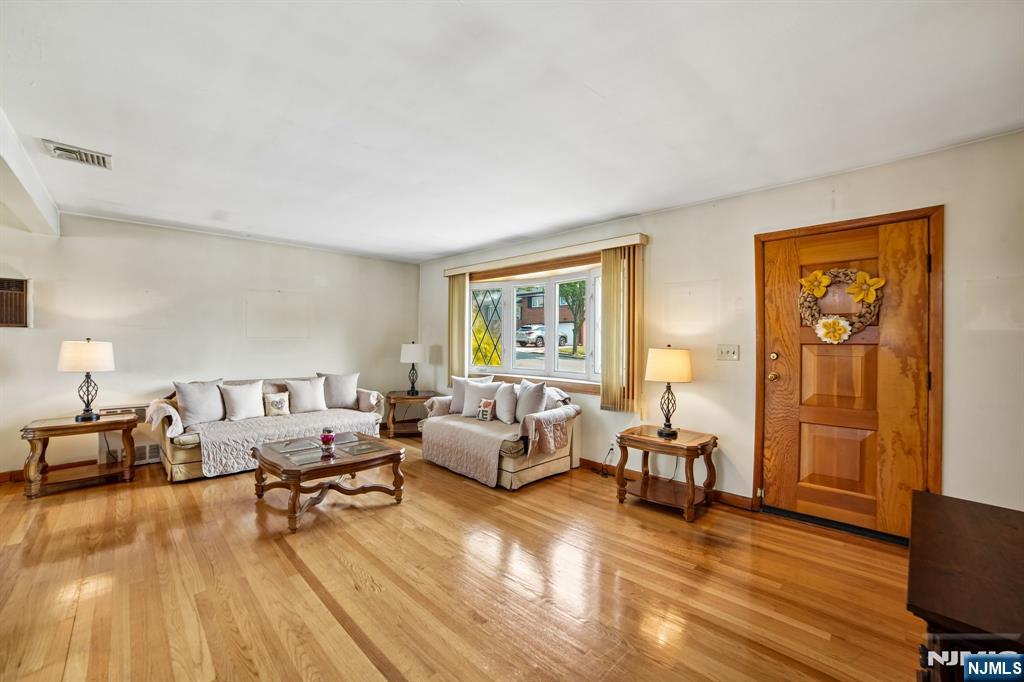 Photo 3 of Single family home for sale at 28 Pikeview Ter, Secaucus, NJ 07094 | MLS# 26016151 | Listing updated on 2026-09-16