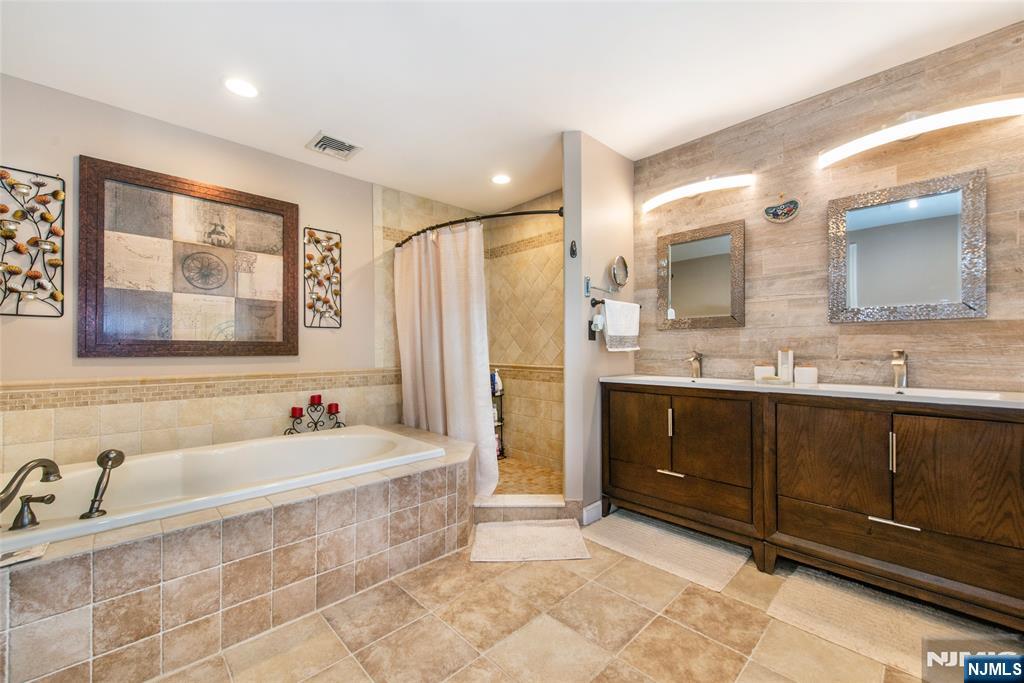 1 Circle Boulevard, West Milford, NJ 07435 Listing Photo  17