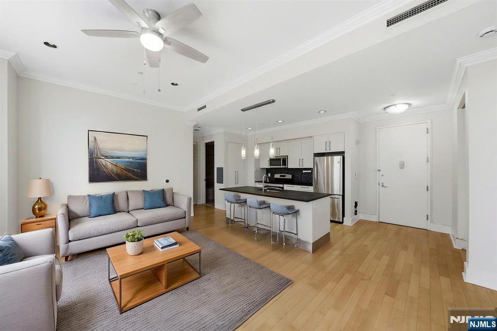 4 Beacon Way #1404