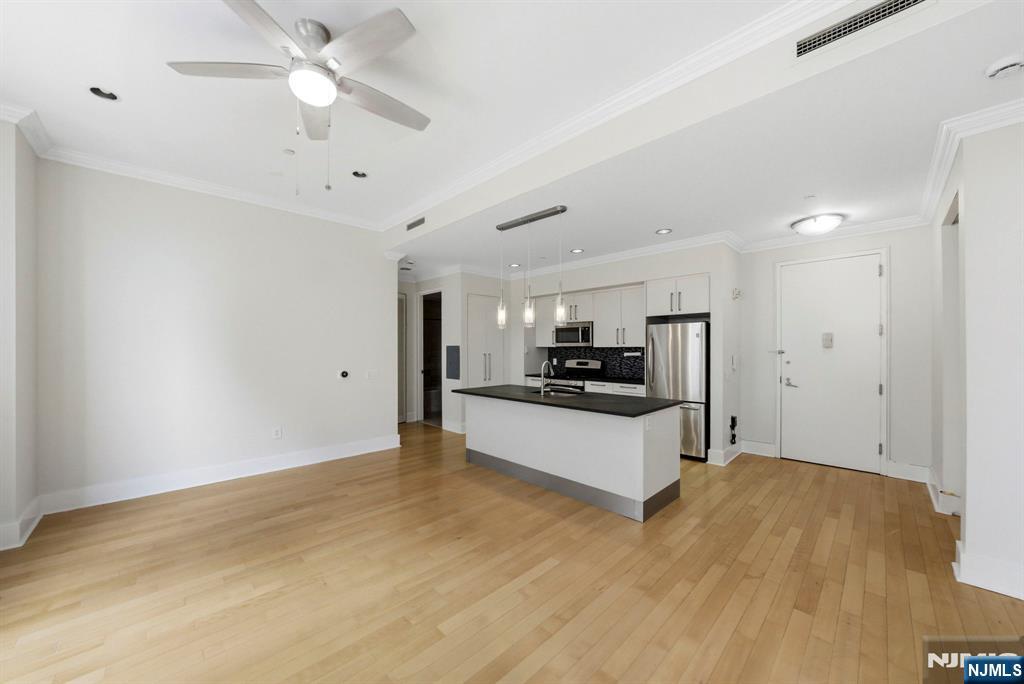 4 Beacon Way #1404