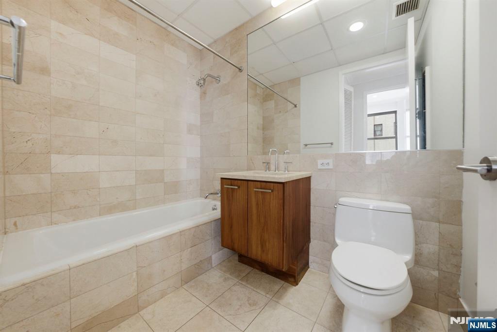 4 Beacon Way #1404
