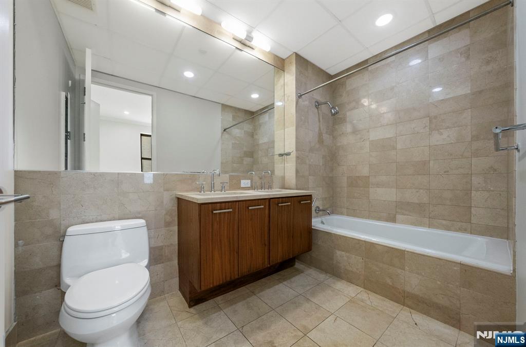 4 Beacon Way #1404