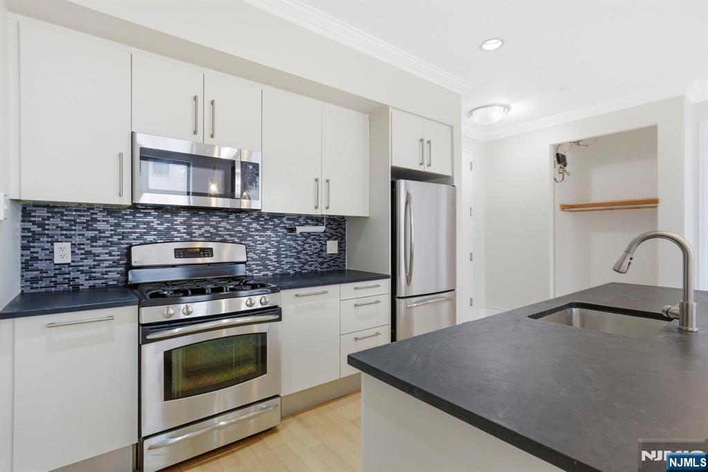 4 Beacon Way #1404