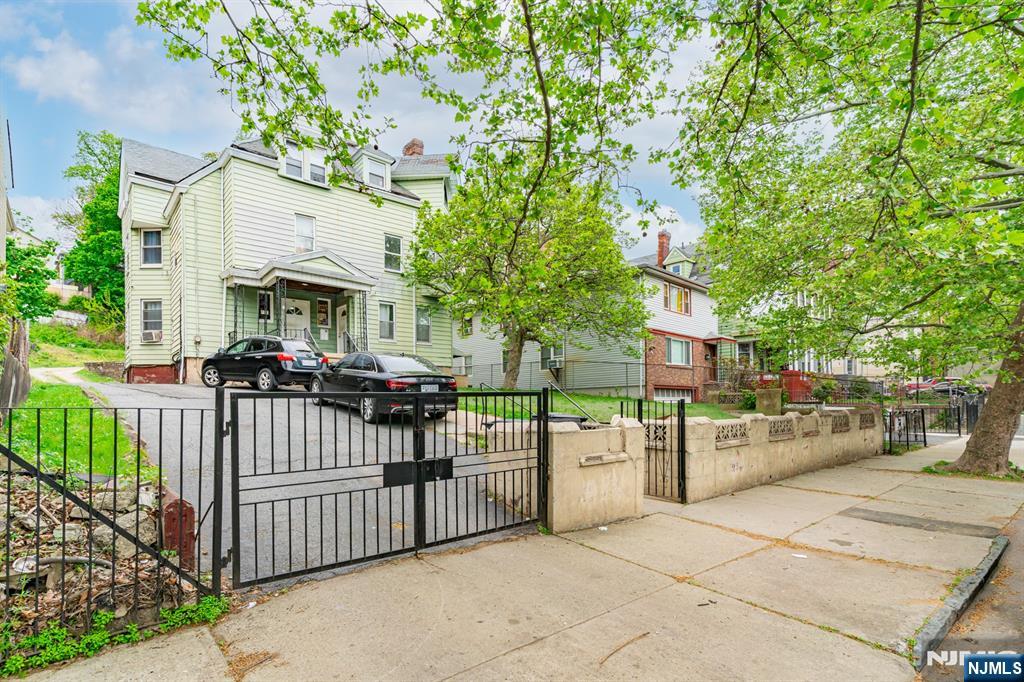 464-466 Summer Avenue - Photo 1