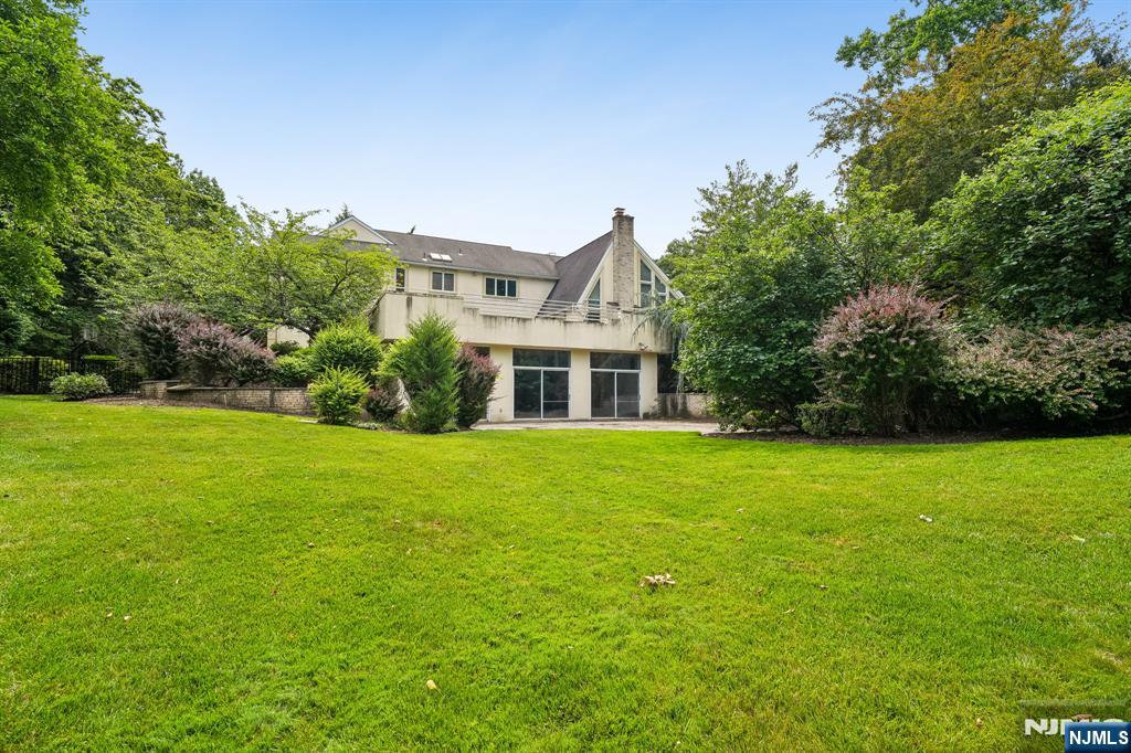 66 Adams Dr, Cresskill, NJ 07626