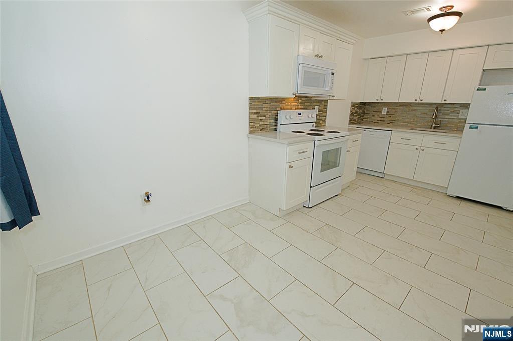 9 Village Way 4 - Photo 4