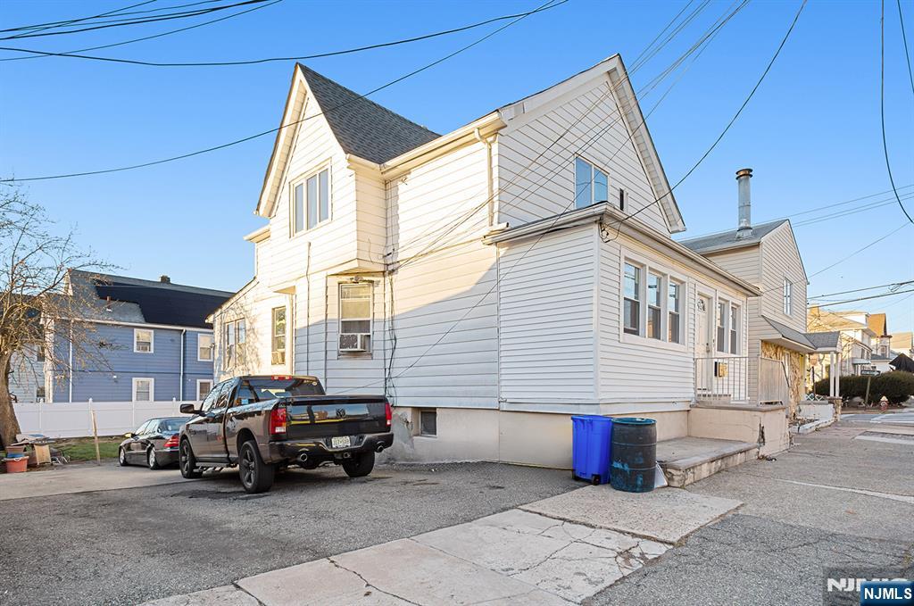 140 Nagle Street - Photo 2