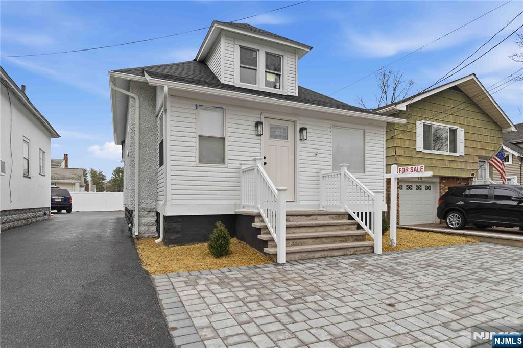 77 Lakeside Avenue