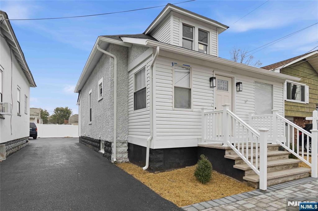 77 Lakeside Avenue