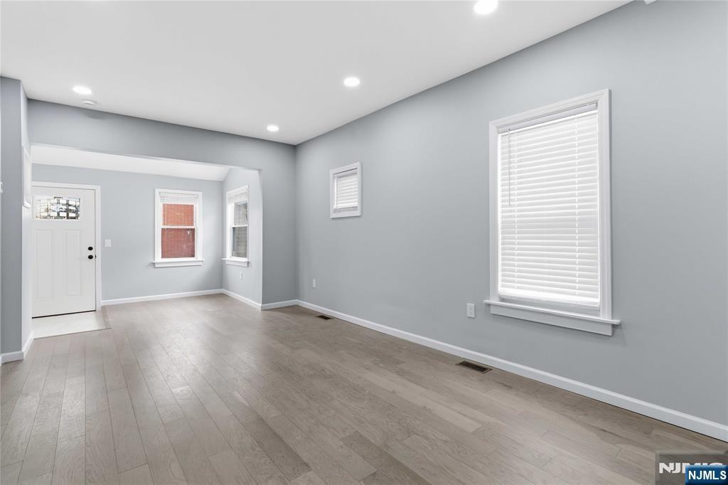 77 Lakeside Avenue