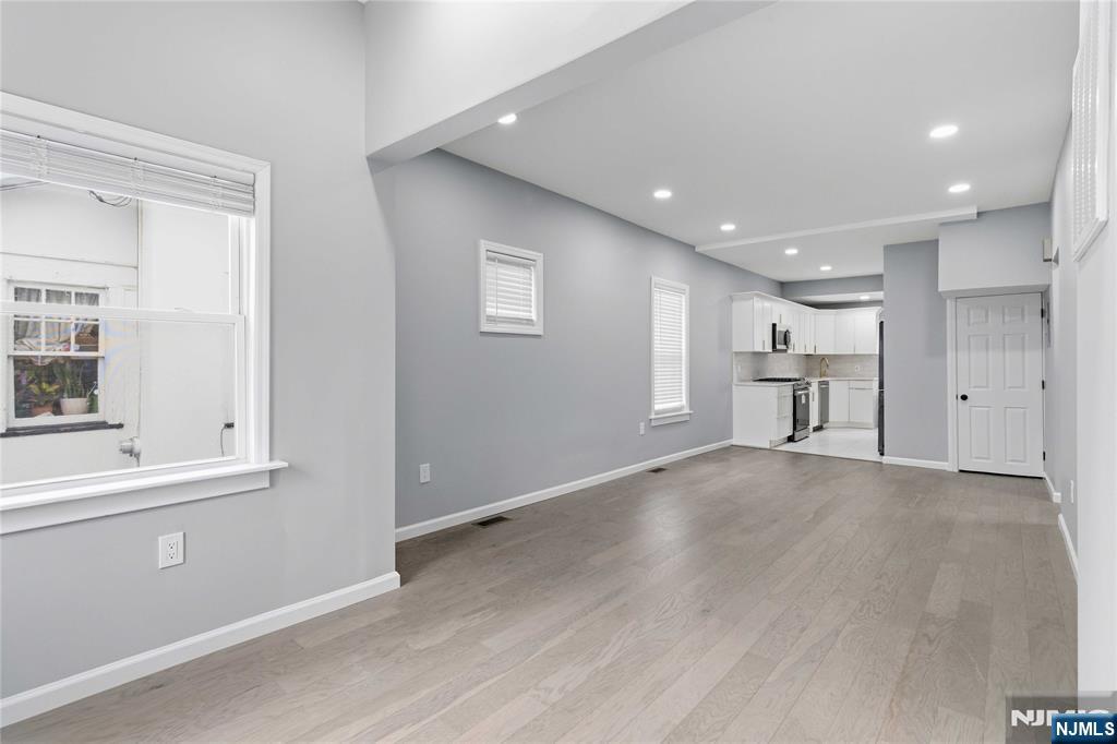 77 Lakeside Avenue