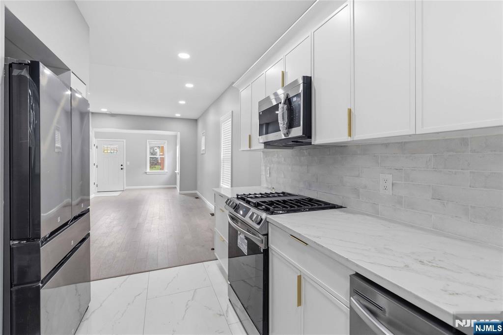 77 Lakeside Avenue