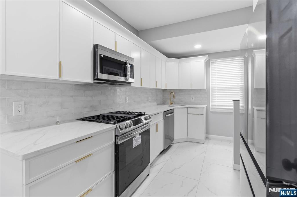 77 Lakeside Avenue