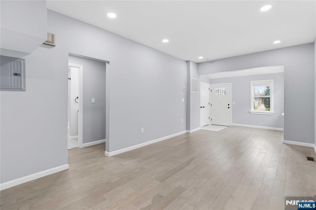 77 Lakeside Avenue