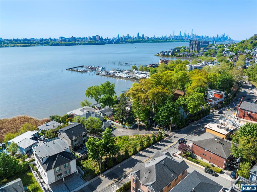 5 Vista Ln, Edgewater, NJ 07020