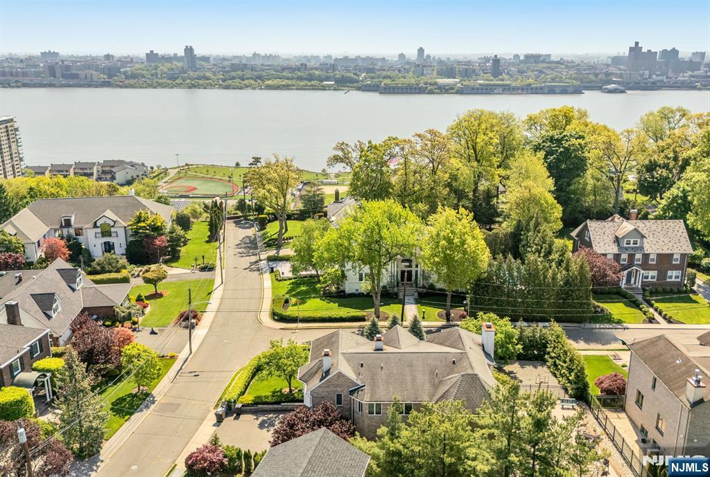 1115 Arcadian Way, Fort Lee, NJ 07024