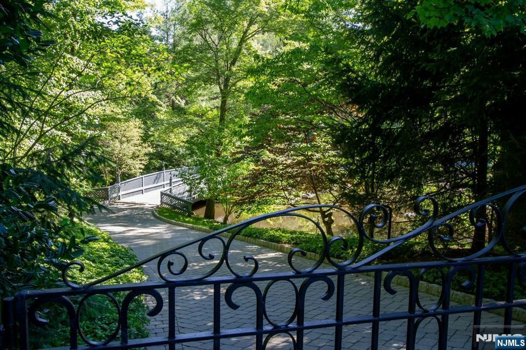 1055 High Mountain Rd, Franklin Lakes, NJ 07417