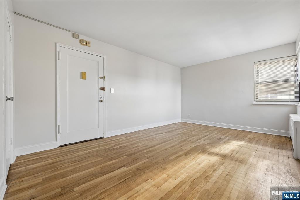 2329 Hudson Terrace E9 - Photo 3