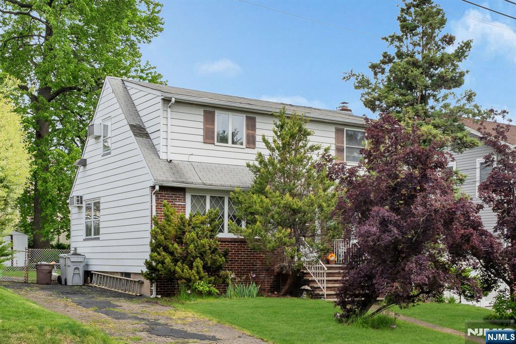 123 Summit Avenue - Photo 1