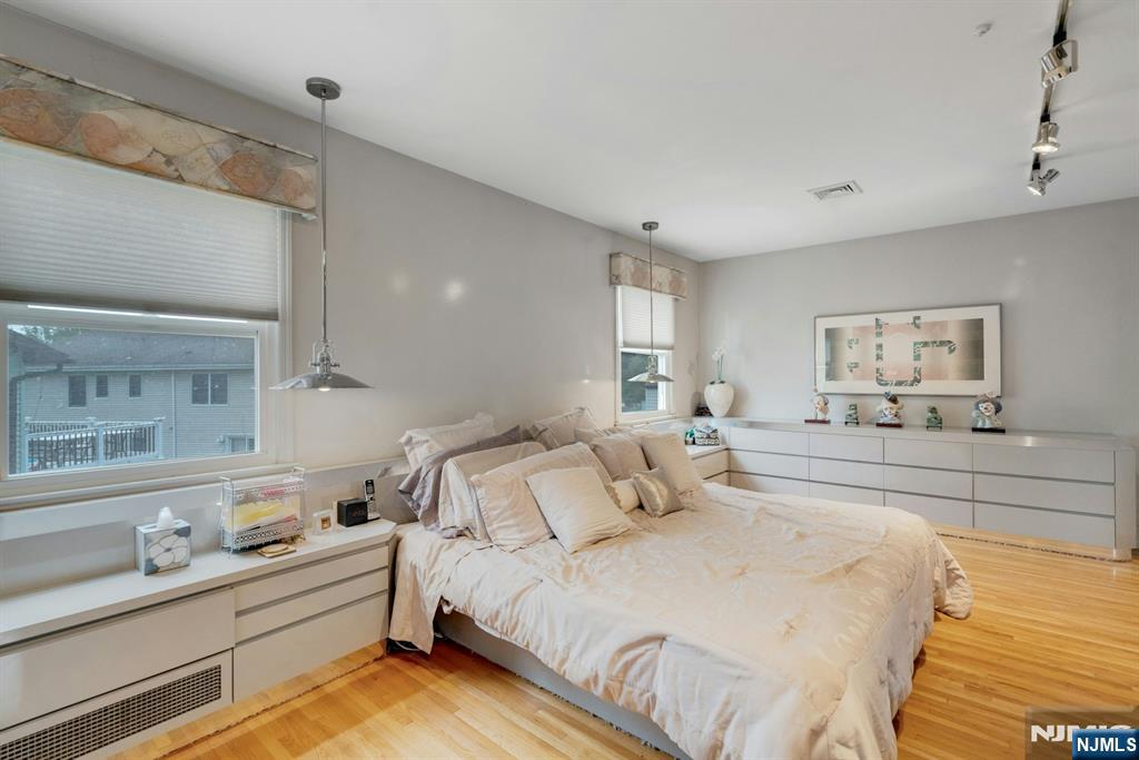 Primary Spacious Retreat w/HW FloorsRecess & track lighting