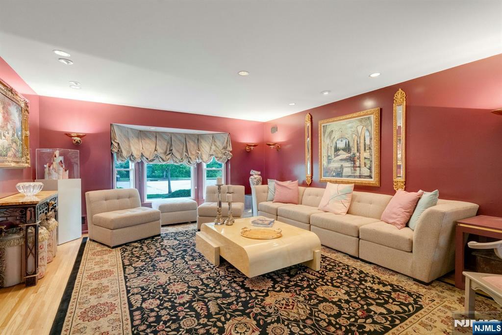 LR w/Bow Window, HW Floors will Entertain a Lg crowd