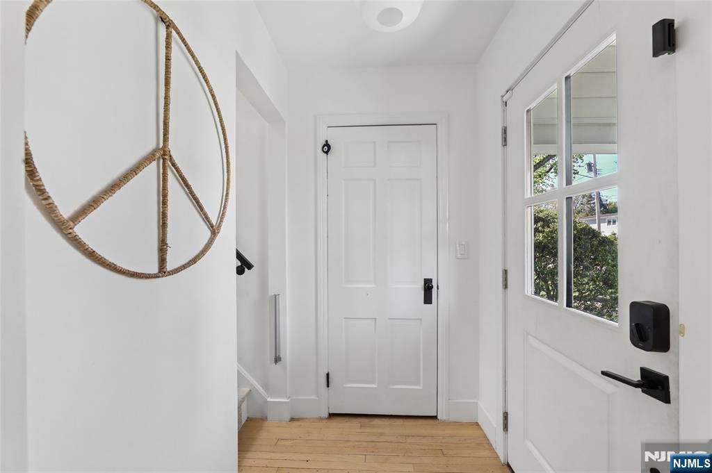 4 Lois Avenue - Photo 4