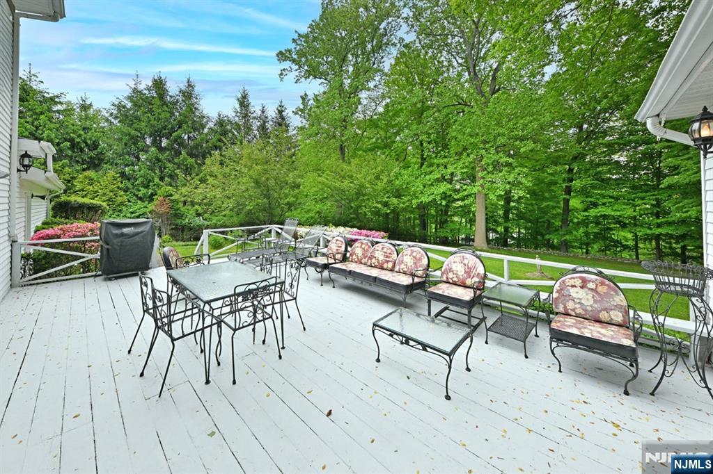 16 Knollwood Road — photo 34