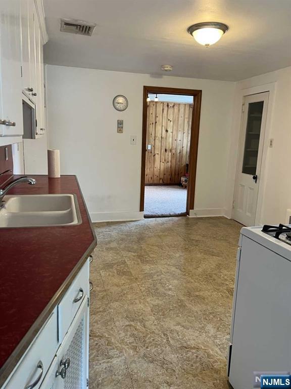 Kitchen (Has new Fridge- not pictured)