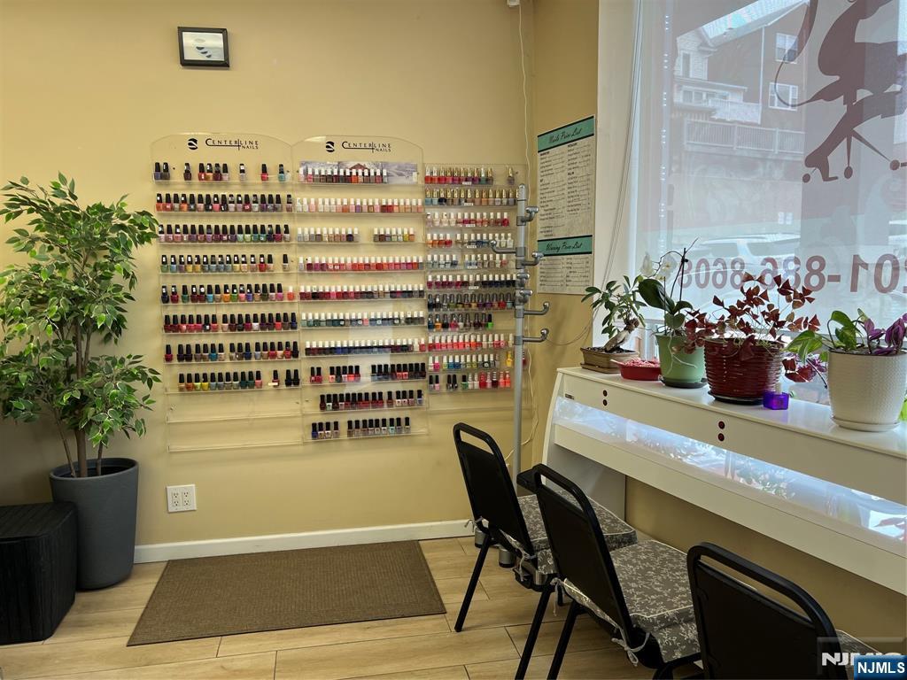 986 River Rd, Edgewater, NJ 07020