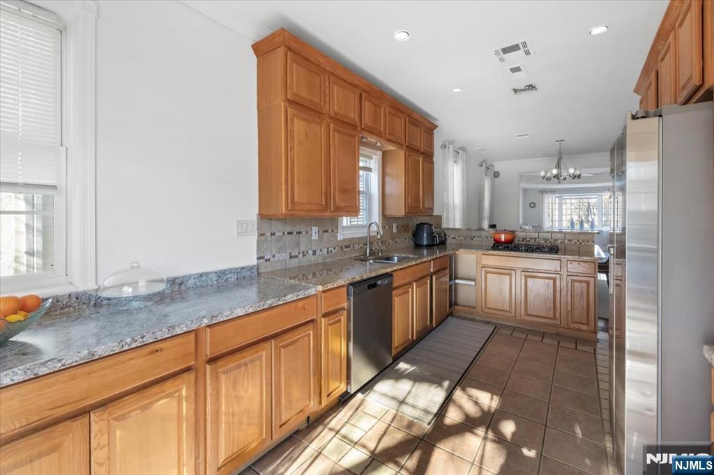 214 Columbus Pl, Cliffside Park, NJ 07010