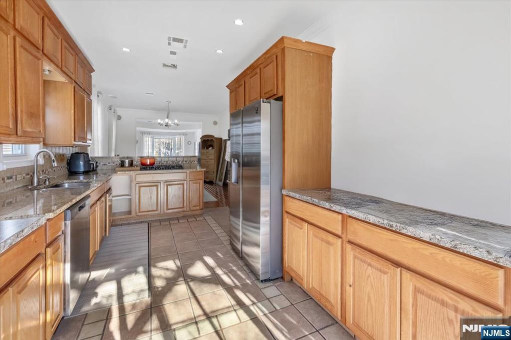 214 Columbus Pl, Cliffside Park, NJ 07010