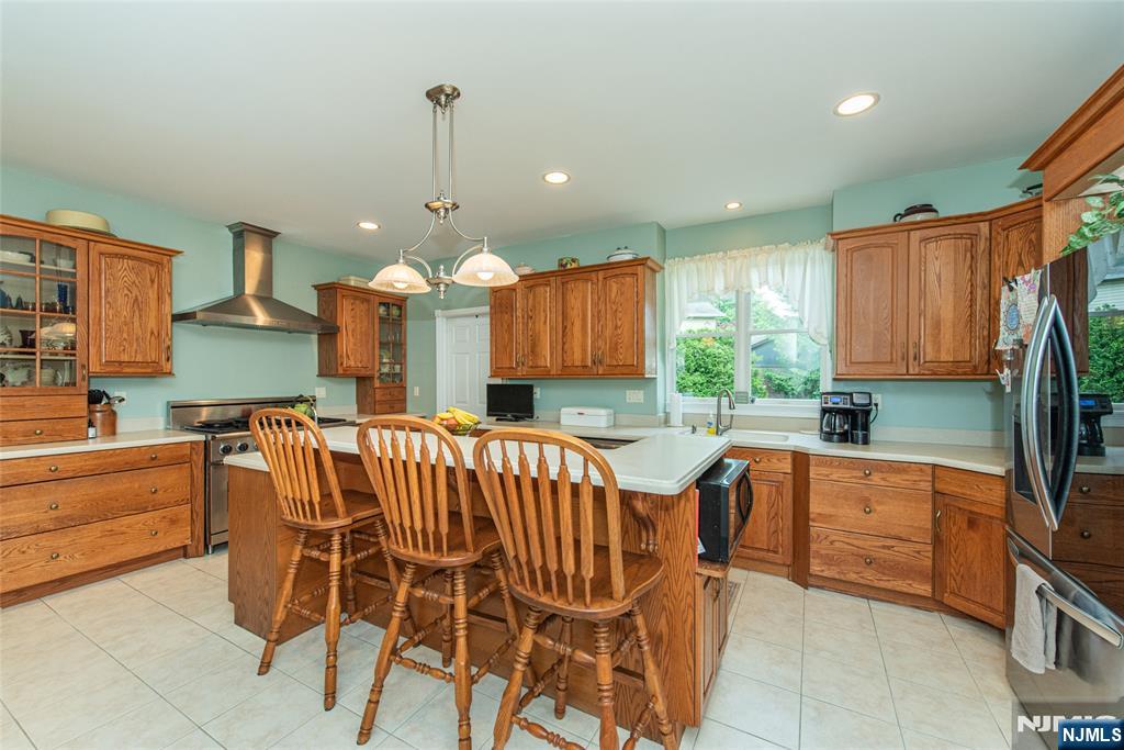 KITCHEN CENTER ISLAND