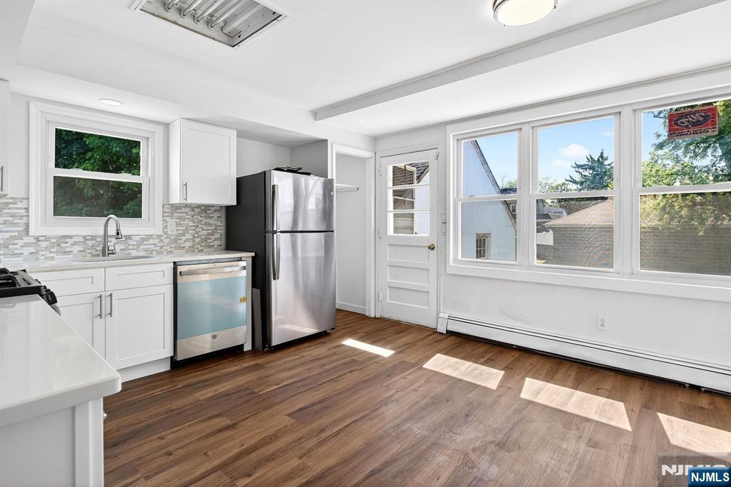 Modern Eat In Kitchen