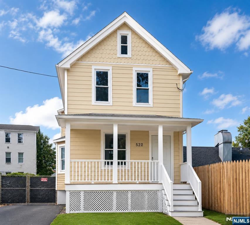 522 Beach Street - Photo 1