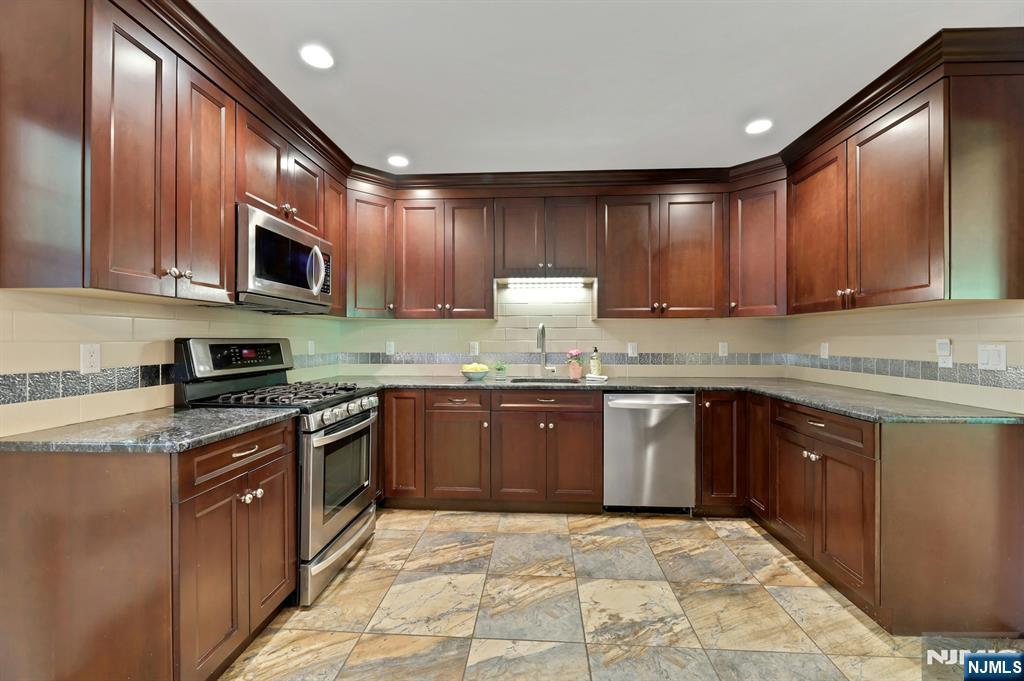$749,000 Bi-Level