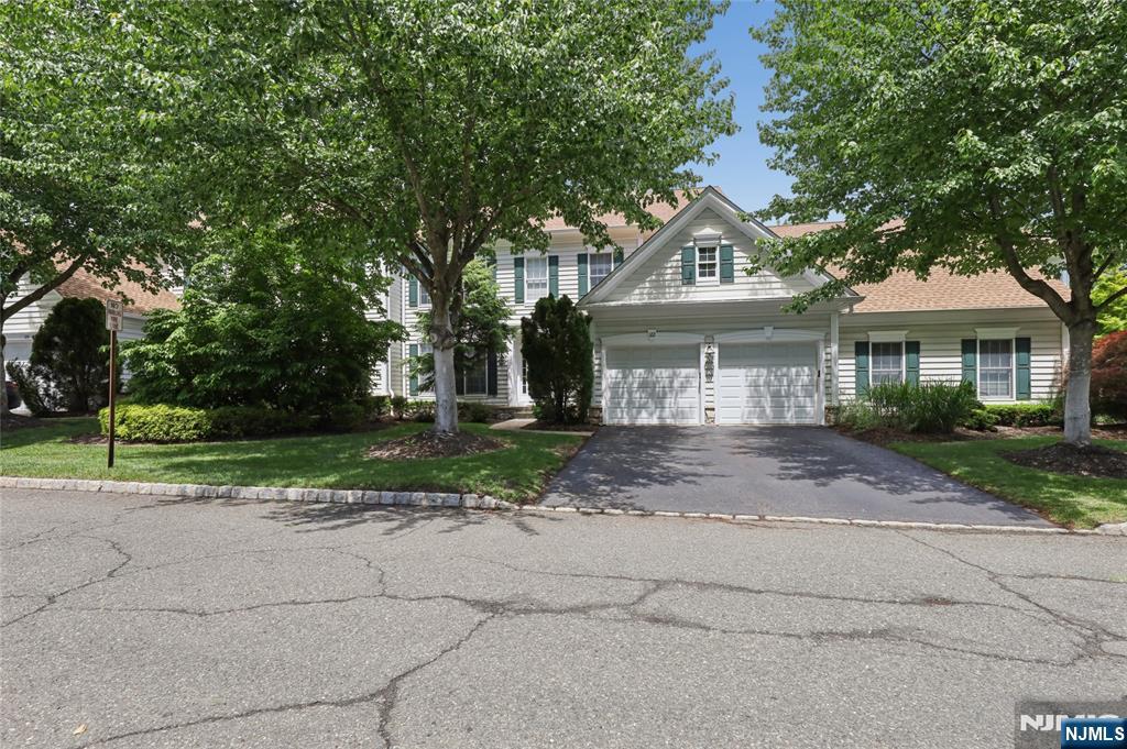 122 White Pine Ct, Paramus, NJ 07652