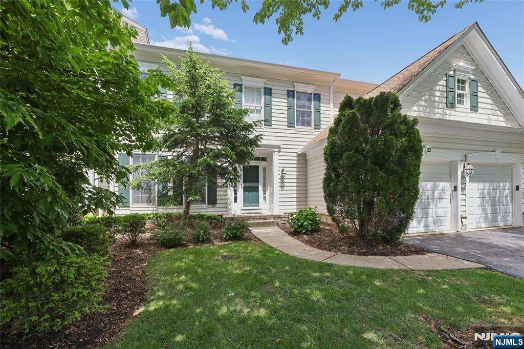 122 White Pine Ct, Paramus, NJ 07652